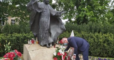 składanie kwiatów pod pomnikiem Jana Pawła II 2 fot. WUW.jpg