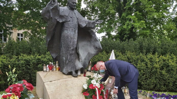 składanie kwiatów pod pomnikiem Jana Pawła II 2 fot. WUW.jpg
