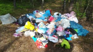 Kępno: Wyrzucił śmieci do lasu - a policja je znalazła. Właściciela też
