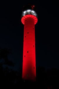 Poznań: Kolorowa wieża na Dziewiczej Górze. W podzięce służbom medycznym