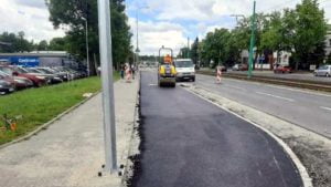 Poznań: Droga rowerowa wzdłuż ul. Grunwaldzkiej - rozpoczęło się kładzenie nawierzchni bitumicznej