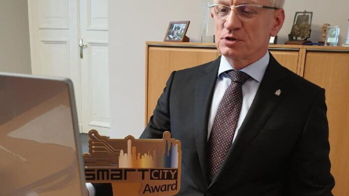 Jacek Jaśkowiak z nagrodą fot. UMP