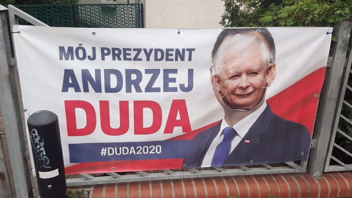zniszczony banner A. Dudy fot. M. Bieniek FB