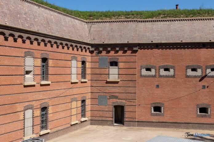 Fort VII frontowa elewacja koszar szyjowych, odtworzony stan z okresu II wojny światowej fot. Sławek Wąchała