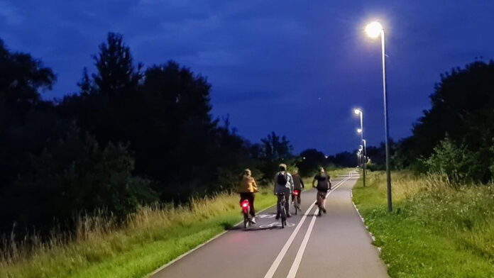 Oświetlona Wartostrada fot. Rowerowy Poznań