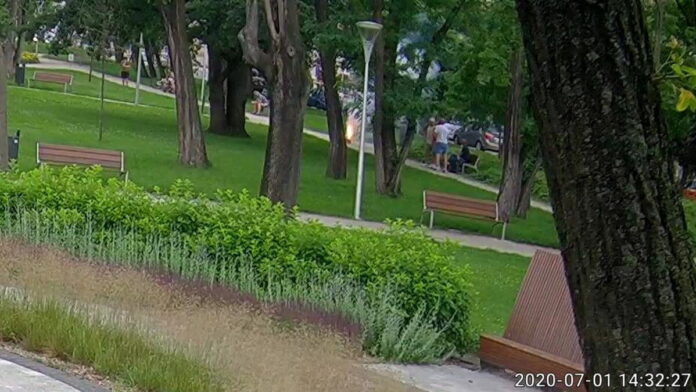 park Kościuszki, petardy fot. SM w Gnieźnie