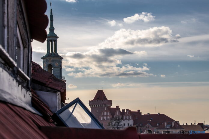 Nad dachami Starego Miasta Poznań ul. Wielka fot. Sławek Wąchała