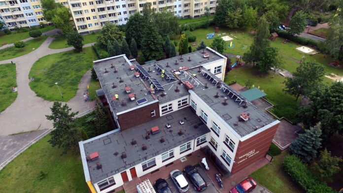 przedszkole w panelami fotowoltaicznymi fot. UMP