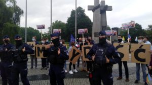 Poznań: Wiec poparcia dla Andrzeja Dudy kontra obywatelski spacer "Mamy dość"