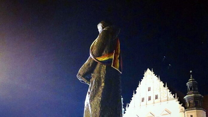 Adam Mickiewicz z tęczą fot. Grupa Stonewall