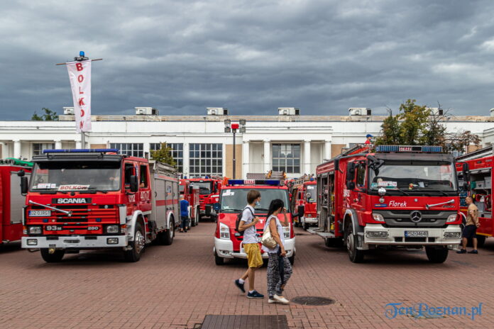 III Zlot czerwonych samochodów fot. Sławek Wąchała