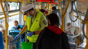 Poznań: MPK i straż miejska sprawdzą, czy pasażerowie komunikacji noszą maseczki