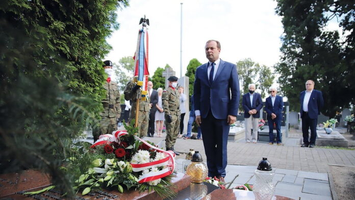 kwiaty na grobie gen. Abrahama fot. UM Września