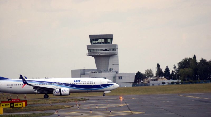 Poznań: Samolot utknął na pasie startowym