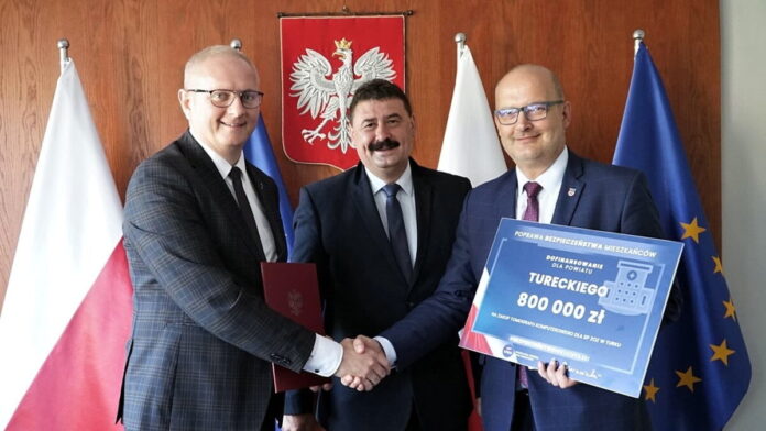 Wojewoda Łukasz Mikołajczyk przekazuje środki na tomograf fot. WUW