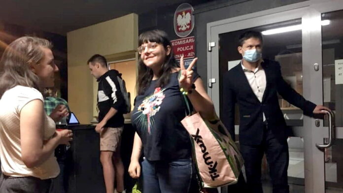 Anna Bąk wypuszczona z komisariatu fot. partia Razem