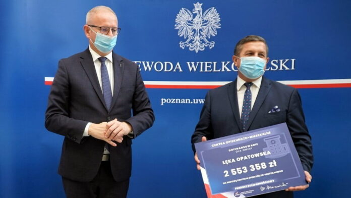 Centrum w Łęce Opatowskiej podpisanie umowy fot. WUW
