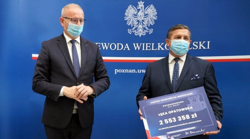 Centrum w Łęce Opatowskiej podpisanie umowy fot. WUW