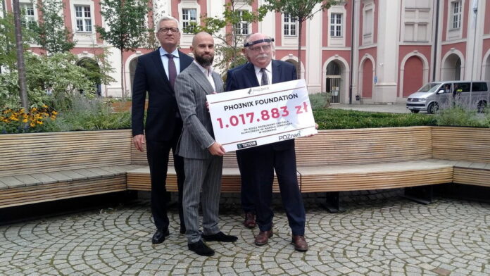 Czek za kręcenie kilometrów w akcji charytatywnej Pho3nix Foundation i Ciech Tri Tour
