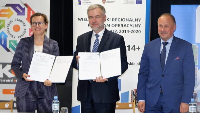 Krotoszyn: podpisanie umowy z Joanna Jarocką, dyrektor KOK, w obecności burmistrza Franciszka Marszałka fot. UMWW