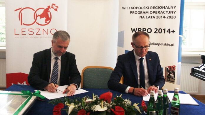 Marszałek Marek Woźniak, prezydent Łukasz Borowiak podpisanie umowy w sprawie remontu Ratusza fot. UMWW