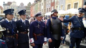 Poznań: Orkiestra dęta i policja przemaszerowały przez Stary Rynek. Z powodu... Grandy!