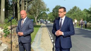 premier M. Morawiecki, otwarcie drogi w Pisarzowicach fot. WUW