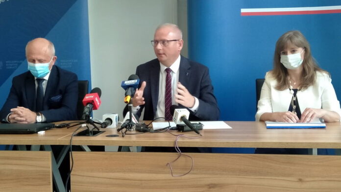 wojewoda Łukasz Mikołajczyk, kurator Zbigniew Talaga, wicedyrektor WSSE Hanna Kurek