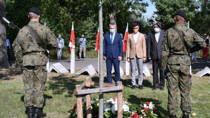 Złożenie kwiatów pod dębem pamięci, Fort VII fot. UMP