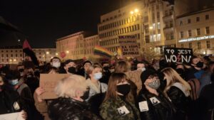 Poznań: Tysiące ludzi ruszyło pod pałac arcybiskupa. Policja użyła gazu
