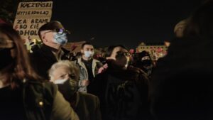Poznań: Tysiące ludzi ruszyło pod pałac arcybiskupa. Policja użyła gazu
