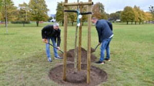 Poznań: Warciarze zasadzili drzewo na Łęgach Dębińskich