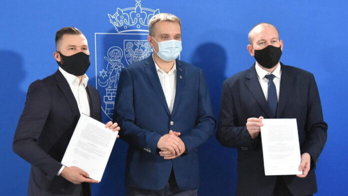 podpisanie umowy w sprawie budowy szkoły na Strzeszynie fot. UMP