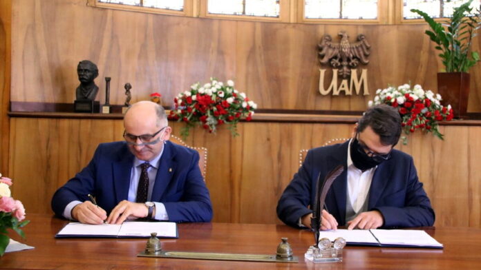 prof. Michał Banaszak, Maciej Paszta z GFT Fot. Przemysław Stanula. UAM.