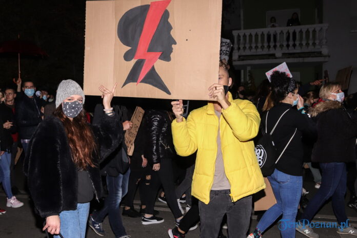 Protest Kobiet 26.10 Serafitek TVP Poznań fot. Sławek Wąchała