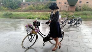 Poznań: Rajdowcy Tweed Ride przejechali stylowo - i w deszczu