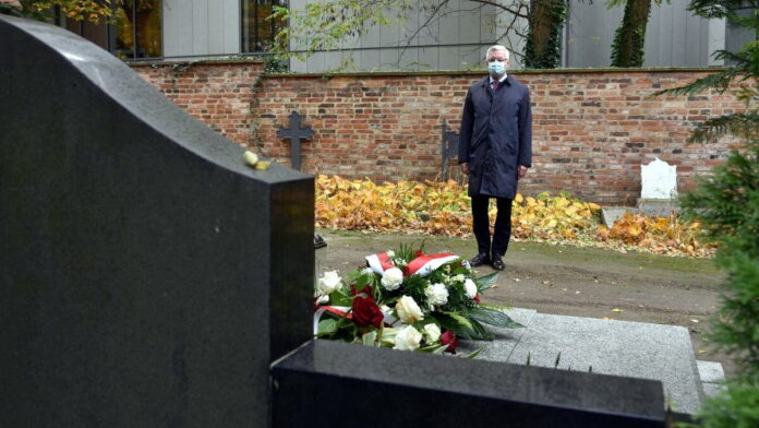 złożenie kwiatów na grobach zasłużonych Wielkopolan fot. UMP