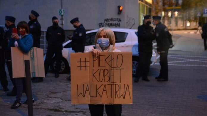 znicze przed siedzibą PiS fot. K. Adamska