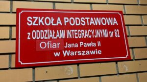 Tablice z nazwami ulic i parków im. Jana Pawła II z pewnym dodatkiem