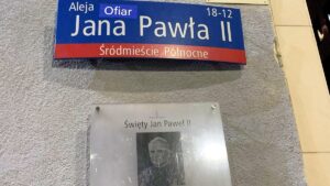 Tablice z nazwami ulic i parków im. Jana Pawła II z pewnym dodatkiem