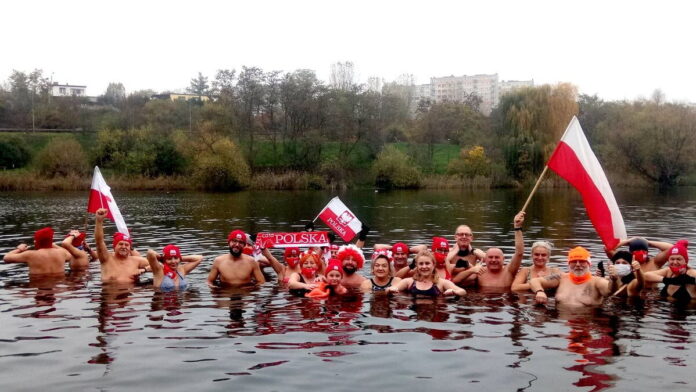 Niepodległościowa kąpiel fot. Morsy Gniezno