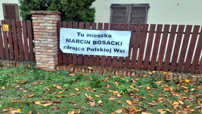Plakat na domu senatora Bosackiego fot. FB