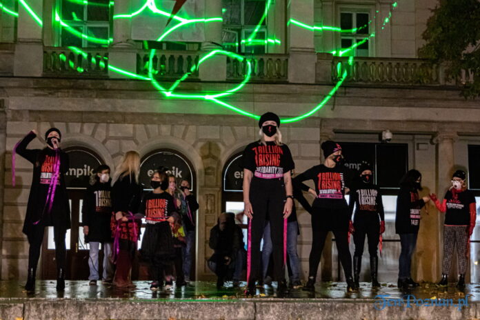 Ramię w ramię - wsparcie dla sióstr od OneBillionRising fot. Sławek Wąchała