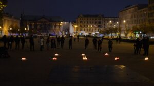 Poznań: Znicze na placu Wolności i przed siedzibą PiS