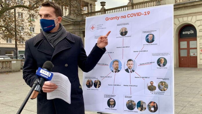 Adam Szłapka i granty na covid-19 fot. mat. pras.