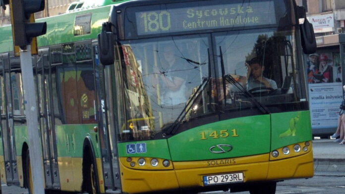 autobus linii 180 fot. ZTM