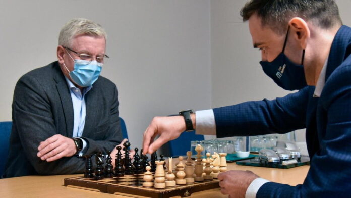 Jacek Jaśkowiak, Radosław Gudell, partia szachów fot. UMP
