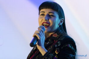 Kolęda jest kobietą Kasia Pakosa - koncert online ze Starego Ratusza w Gnieźnie fot. Sławek Wąchała