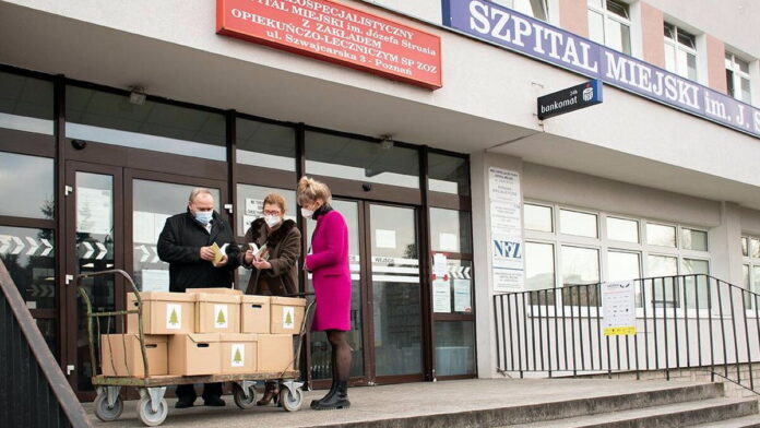 Książki dla szpitala im. Strusia od Biblioteki Raczyńskich fot. UMP