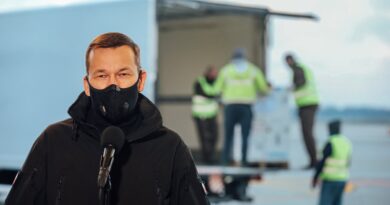premier Mateusz Morawiecki na lotnisku Okęcie fot. KPRM